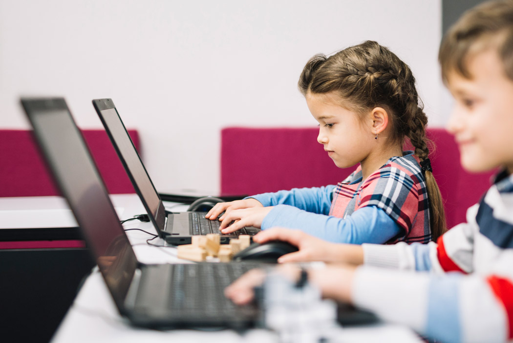 <a href="https://ru.freepik.com/free-photo/little-boy-and-girl-using-laptop-in-the-classroom_3735203.htm#fromView=search&page=1&position=9&uuid=19937b88-dba5-4322-876b-3923a33c7e79">Изображение от freepik</a>