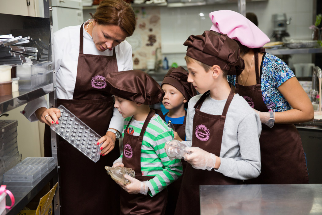 Шоколадная фабрика для детей в москве. Шоколадное ателье la Princesse Choco. Шоколадный мастер класс. Кондитерский мастер класс для детей. Мастер класс на шоколадной фабрике.